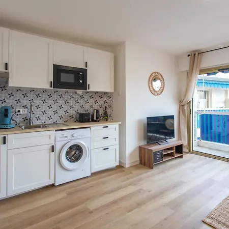 A1 - Centre 5 Min To Sea - Ac & Balcony Apartment