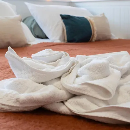 A1 - Centre 5 Min To Sea - Ac & Balcony *