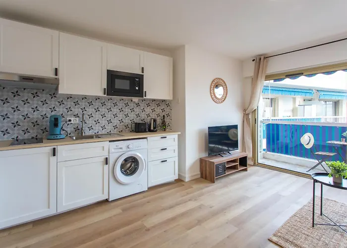 A1 - Centre 5 Min To Sea - Ac & Balcony Apartment