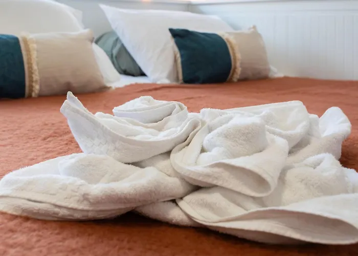 A1 - Centre 5 Min To Sea - Ac & Balcony *