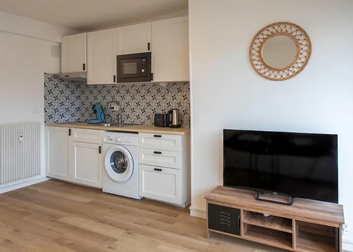 Apartment A1 - Centre 5 Min To Sea - Ac & Balcony *