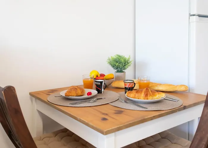 A1 - Centre 5 Min To Sea - Ac & Balcony